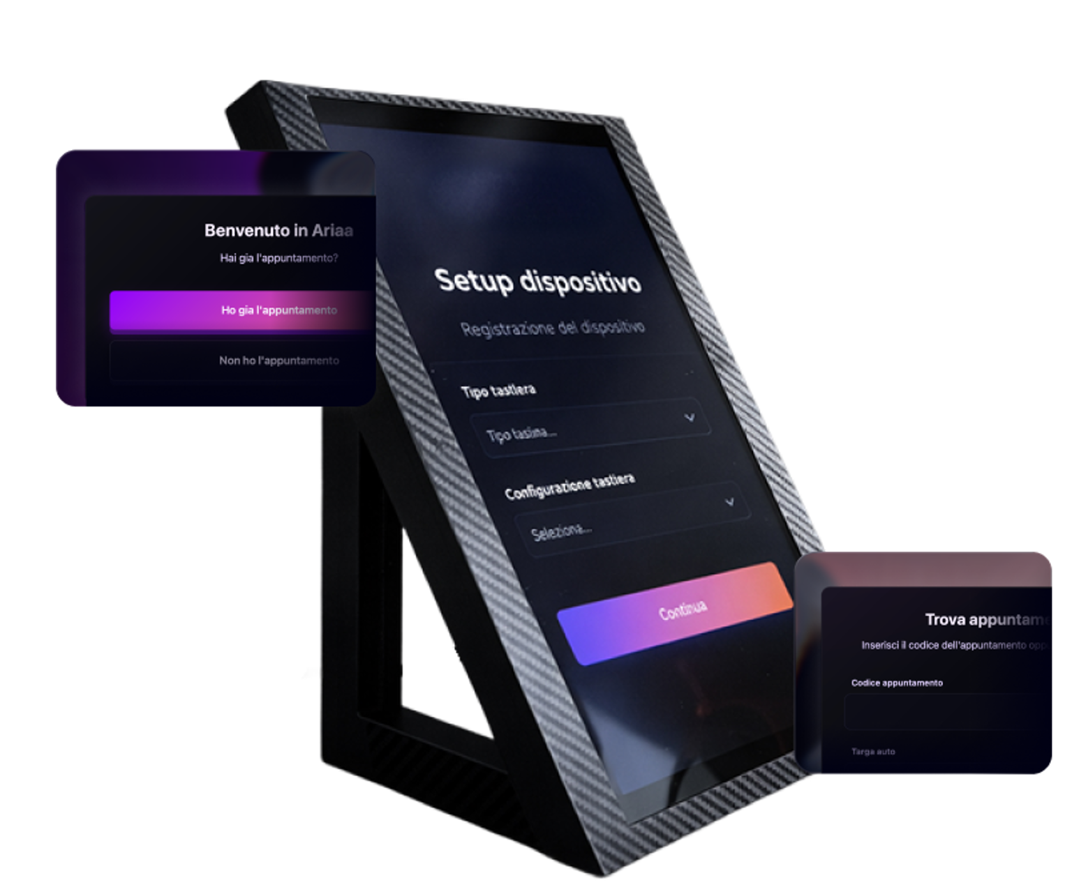 Totem di accettazione Ariaa con schermata di setup dispositivo, affiancato da dettagli dell'interfaccia di benvenuto e ricerca appuntamento